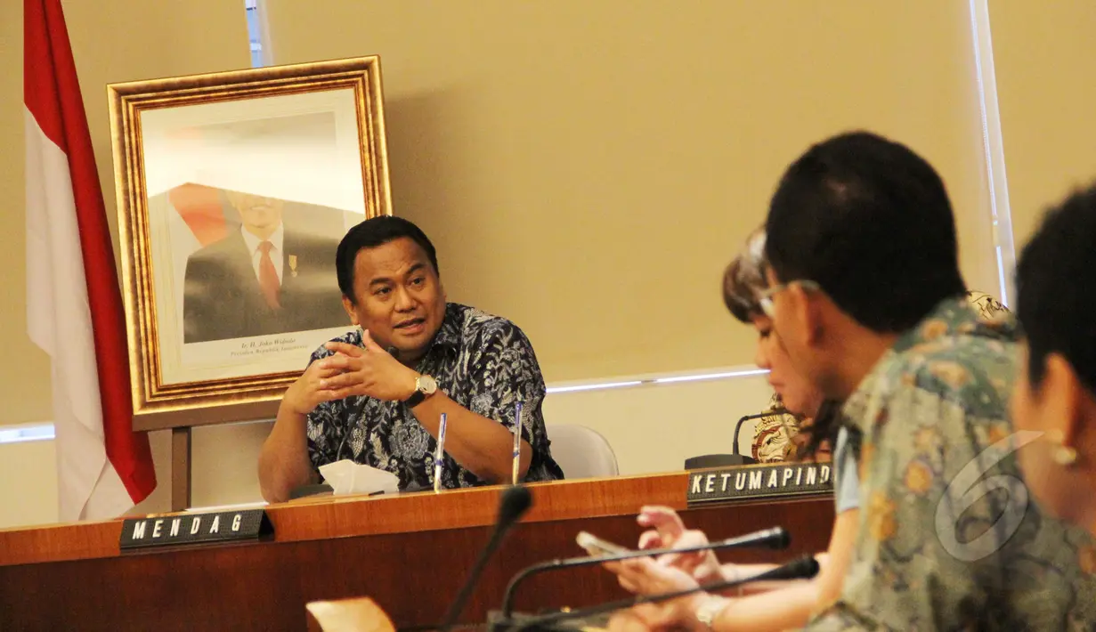 Mendag, Rachmat Gobel (kiri) berdiskusi dengan Asosiasi Pengusaha Indonesia (Apindo) di Gedung Kemendag, Jakarta (13/4/2015). Kerjasama Kemendag dengan Apindo untuk meningkatkan target ekspor dan penguatan pasar dalam negeri. (Liputan6.com/Helmi Afandi)