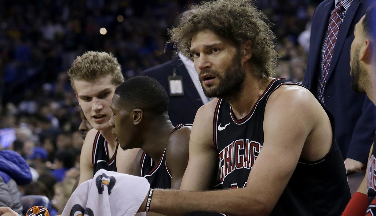 Ekspresi pemain Chicago Bulls, Robin Lopez berada pada bangku cadangan saat melawan Warriors pada laga NBA basketball game di Oracle Arena, Oakland, (24/11/2017). Warriors menang 143-94. (AP/Jeff Chiu)
