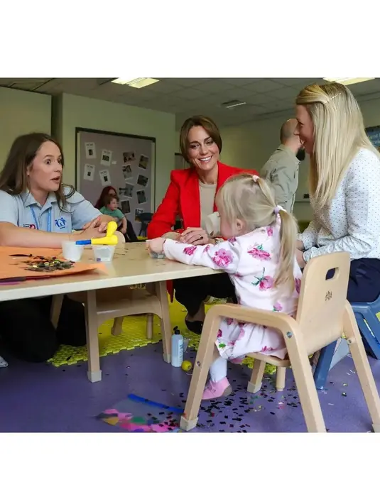 Transformasi rambut, yang mencakup poni yang sangat mirip tahun 70-an itu diperlihatkan pada hari Rabu, 27 September, ketika Princess of Wales itu bergabung dalam sesi kampanye “Shaping Us”. [@katemiddleton.id]