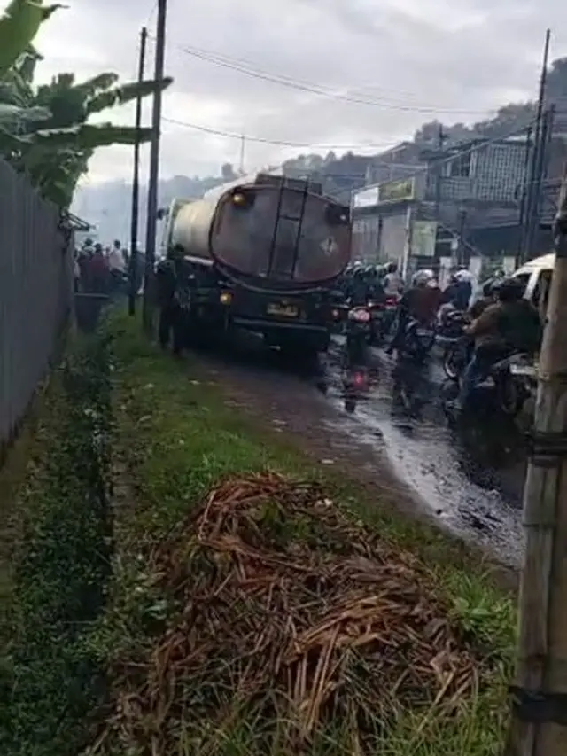 Cairan Kimia Tumpah di Jalan Padalarang