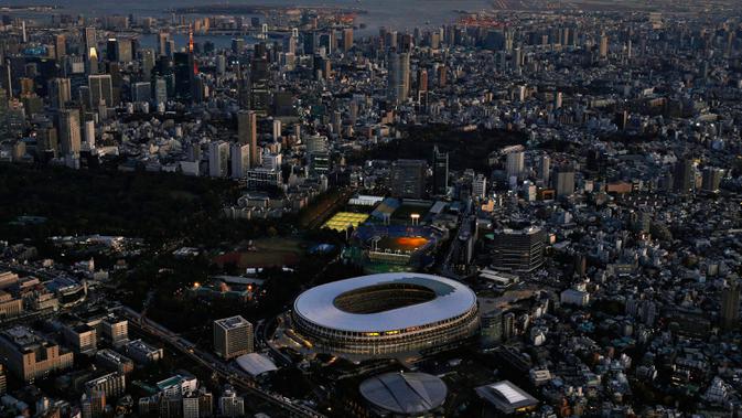 Pandangan udara menunjukkan New National Stadium, Tokyo, Jepang, Sabtu (30/11/2019). New National Stadium akan menjadi stadion utama dalam penyelenggaraan Olimpiade dan Paralimpiade 2020.  (Kyodo News via AP)