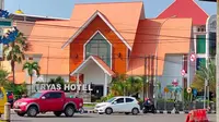 Triyas Hotel salah satu hotel di Kota Cirebon yang tutup sementara karena pandemi covid-19 membuat sepi pengunjung. Foto (Liputan6.com / Panji Prayitno)