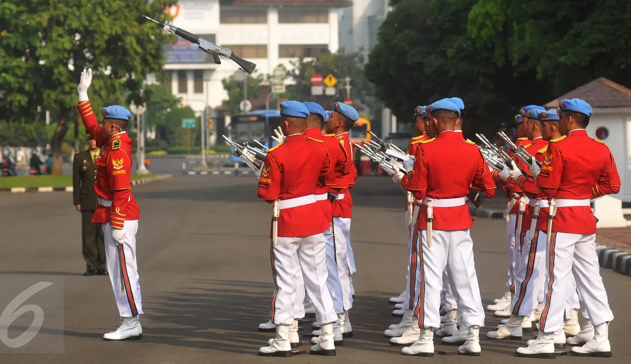 Prosesi serah terima pergantian pasukan jaga Istana yang dilakukan Paspampres di depan Istana Negara, Miggu (17/7). Prosesi pergantian pasukan penjaga Istana Negara ini akan dijadikan objek atraksi wisata baru bagi masyarakat (Liputan6.com/Gempur M Surya)