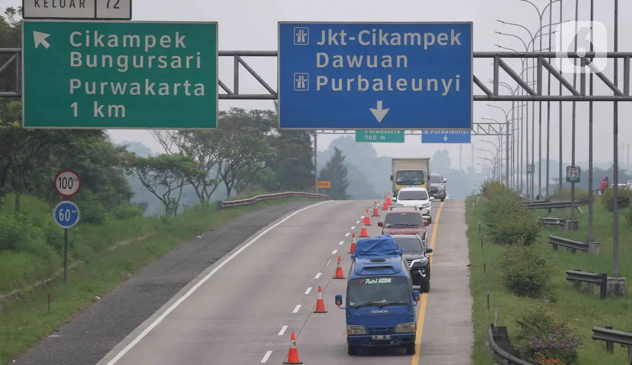<p>Sejumlah kendaraan melintas di jalan tol Cikopo - Palimanan KM 73, Purwakarta, Jawa Barat, Sabtu (30/4/2022).  H-2 arus mudik Lebaran Idul Fitri 1443 H, ruas jalan Tol Trans Jawa kembali menerapakan skema contraflow. (Liputan6.com/Herman Zakharia)</p>