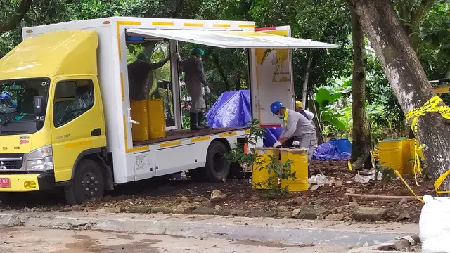 Sempat dihentikan karena hujan deras, hari ini (17/2/2020), proses pengerukan atau clean up tanah yang mengandung radioaktif kembali dilakukan di Perumahan Batan Indah, Setu, Kota Tangerang Selatan.