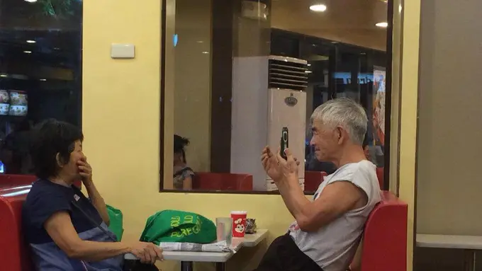 Ini Baru Couple Goals! Viral Foto Pasangan Tua Asyik Berkencan di Sudut Restoran