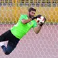 Kiper Brasil, Alisson menangkap bola saat berlatih dengan rekan setimnya jelang menghadapi Belgia dalam perempat final Piala Dunia 2018 di Stadion Tsentralny, Kazan, Rusia, Kamis (5/7). (Luis Acosta/AFP)