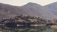 Desa abad pertengahan, Fabbriche di Careggine, yang semula berada di dasar Danau Vagli, Italia. (dok. Instagram @fedex986/https://www.instagram.com/p/BR1Bf8Qg12p/)