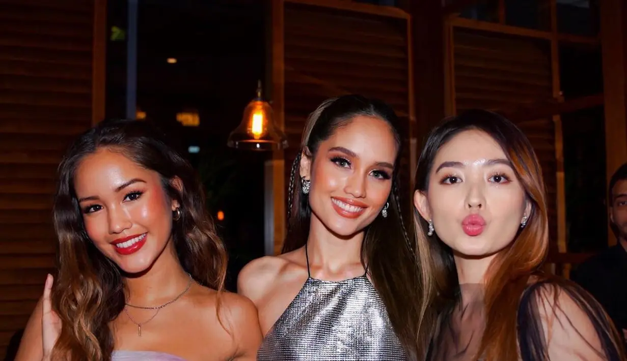 Cinta Laura turut hadir sebagai tamu undangan mengenakan halter top warna silver yang dipadukan dengan low rise pants warna hitam. [@claurakiehl]