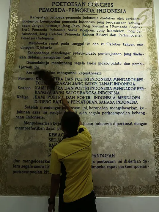 Petugas membersihkan prasasti Putusan Kongres Pemuda-Pemuda Indonesia di Museum Sumpah Pemuda, Jakarta, Selasa (23/10). Sumpah Pemuda terjadi pada tanggal 28 Oktober 1928. (Merdeka.com/Imam Buhori)