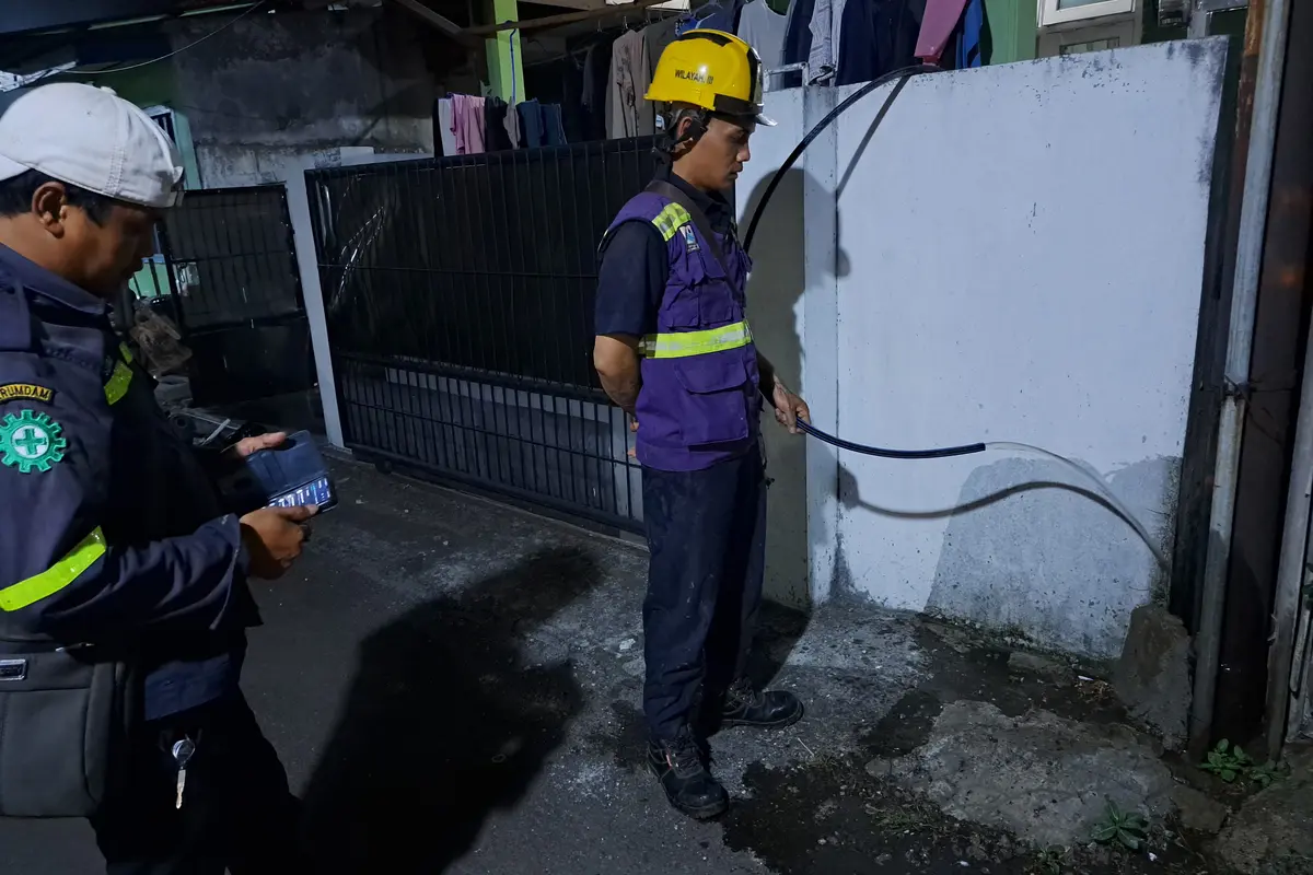 PDAM Kabupaten Tangerang mendatangi rumah warga yang mengeluhkan air keruh berwarna coklat.