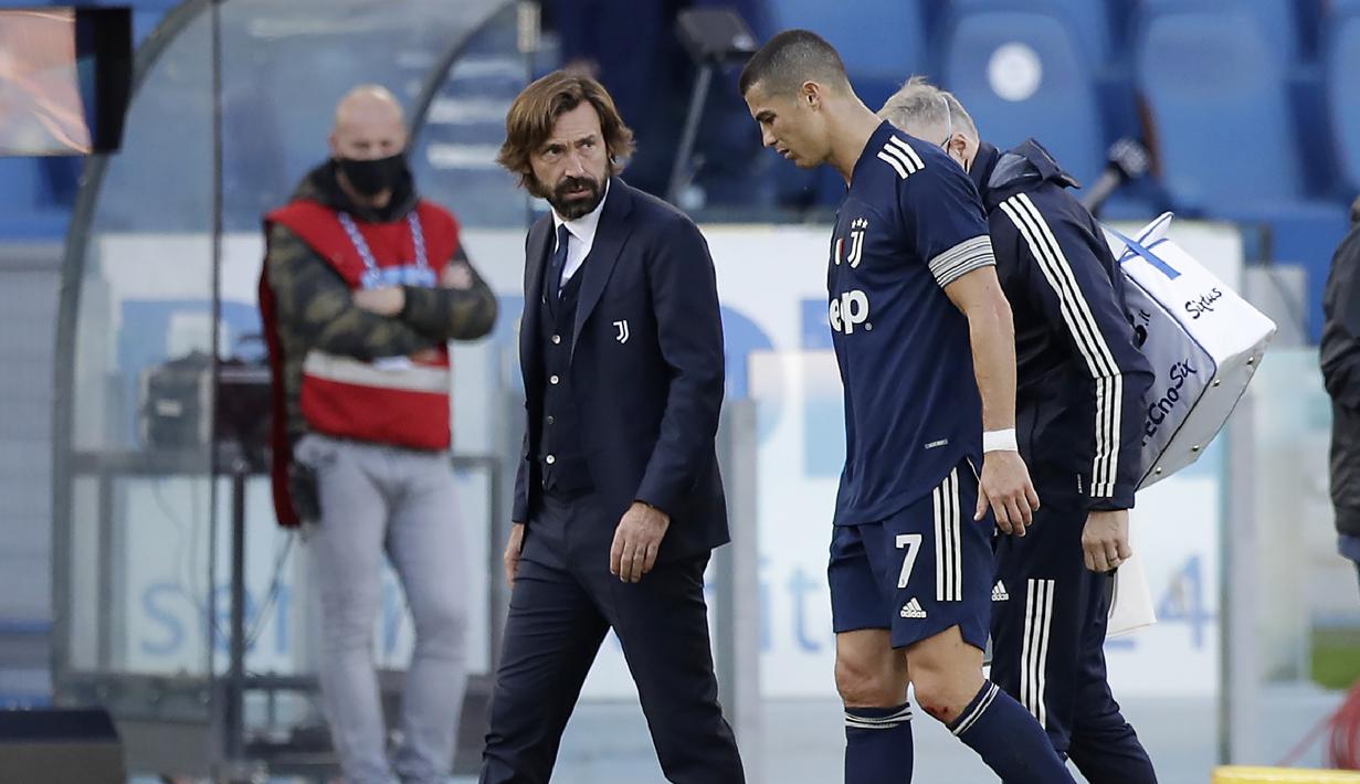Striker Juventus, Cristiano Ronaldo, meninggalkan lapangan didampingi pelatih Andrea Pirlo usai mengalami cedera dalam lanjutan liga Italia pekan ke-7 menghadapi Lazio di Stadion Olimpico, Roma, Minggu (8/11/2020). Juventus harus puas berbagi angka 1-1. (AP Photo/Andrew Medichini).
