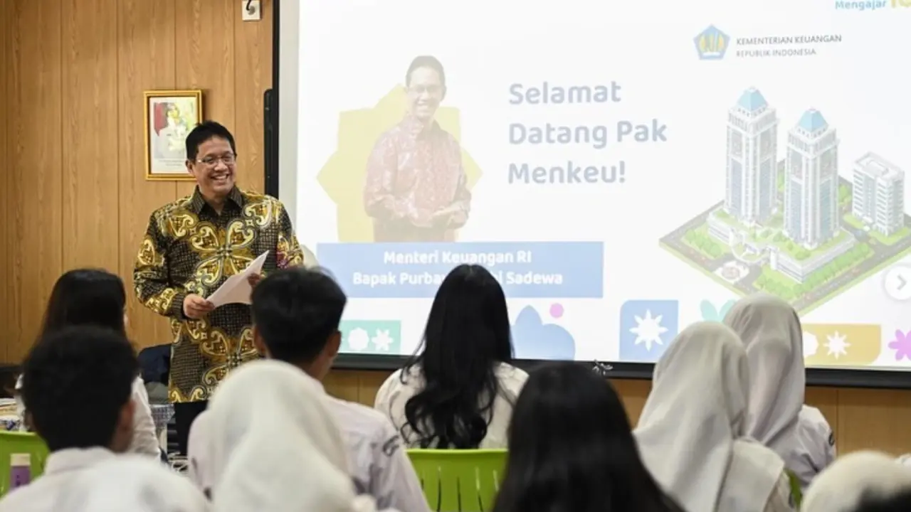 Menteri Keuangan (Menkeu) Purbaya Yudhi Sadewa mengajar di SMAN 3 Jakarta. (Istimewa)