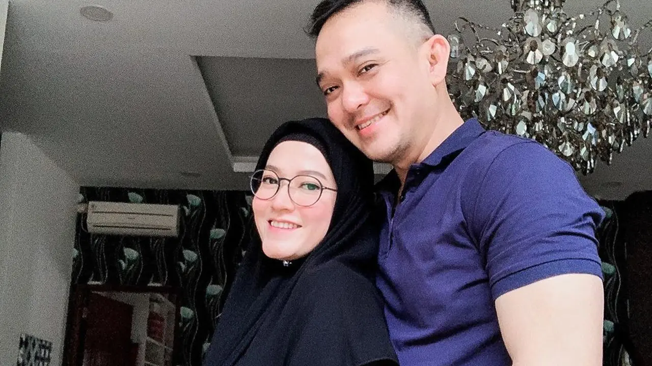 Hamil Setelah 7 Tahun Nikah, Ini 6 Potret Lyra Virna Pamer Perut Buncit