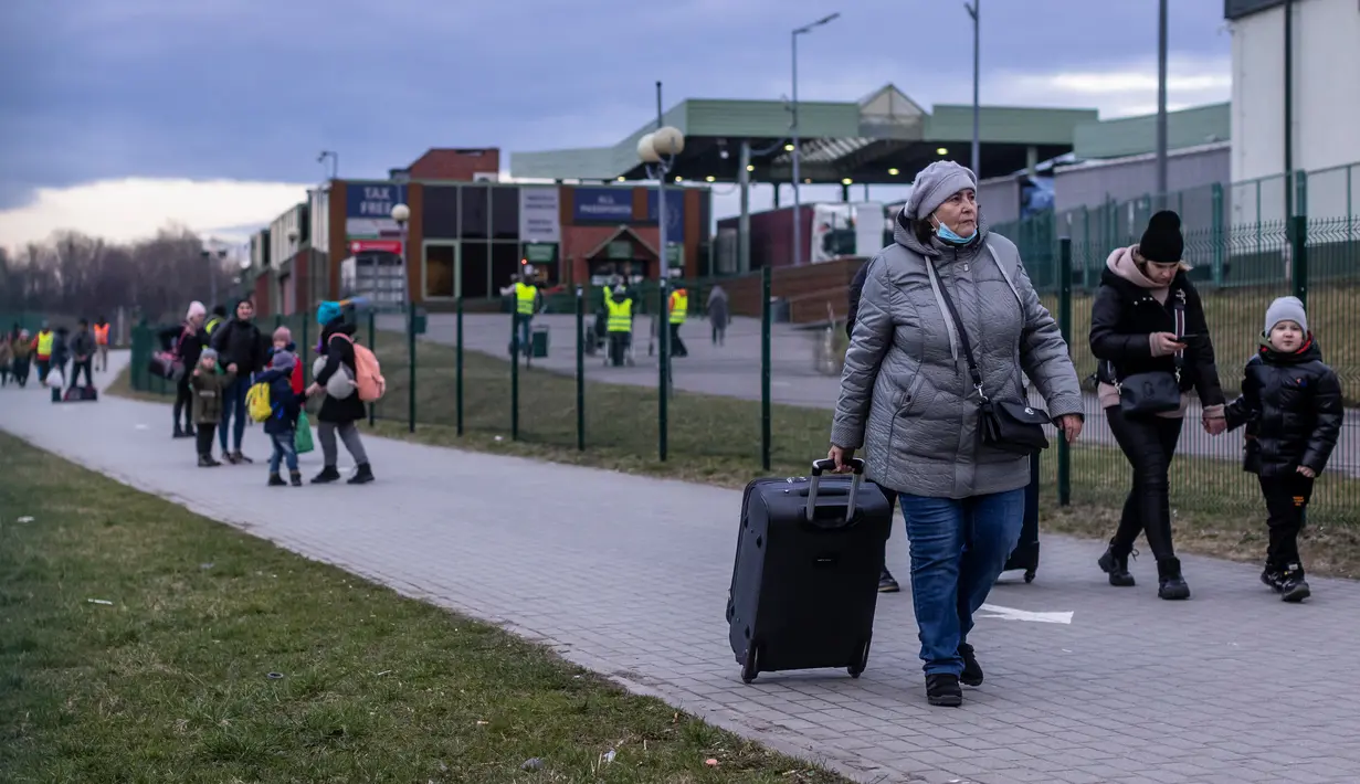 Pengungsi dari Ukraina tiba di perbatasan di Medyka, Polandia tenggara, pada 5 April 2022. Lebih dari 4,2 juta pengungsi Ukraina telah meninggalkan negara itu sejak invasi Rusia, kata PBB. (Wojtek RADWANSKI / AFP)