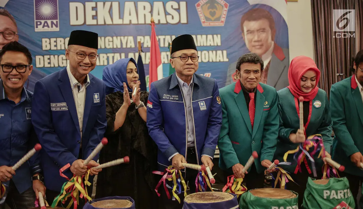 Ketua Umum Partai Amanat Nasional Zulkifli Hasan dan Ketua Umum Partai Idaman Rhoma Irama bersama kadernya memukul gendang sebagai tanda deklarasi bergabungnya Partai Idaman ke PAN di Jakarta, Sabtu (12/5). (Liputan6.com/Faizal Fanani)