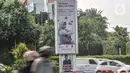 Kendaraan melintas di dekat papan reklame sosialisasi vaksin Covid-19 di tiang pancang proyek monorel, Senayan, Jakarta, Selasa (17/11/2020). Tiang pancang monorel yang terbengkalai selama 16 tahun itu dimanfaatkan oleh sebagai papan reklame sosialisasi vaksin Covid-19. (merdeka.com/Iqbal S Nugroho)