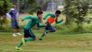 Pemain depan timnas Indonesia U-23, Ilham Udin Armayin (kanan) beradu cepat lari dengan rekan setimnya saat berlatih di Lapangan Sutasoma, Halim Perdanakusuma, Jakarta, Rabu (25/3/2015). (Liputan6.com/Helmi Fithriansyah)