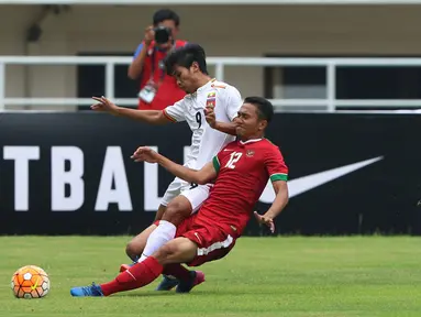 Bek Timnas Indonesia U-22, Ricky Fajrin Saputra (kanan) mencoba menahan pemain Myanmar, Aung Thu saat laga persahabatan di Stadion Pakansari, Kab Bogor, Selasa (21/3). Timnas Indonesia U-22 kalah 1-3 dari Myanmar. (Liputan6.com/Helmi Fithriansyah)