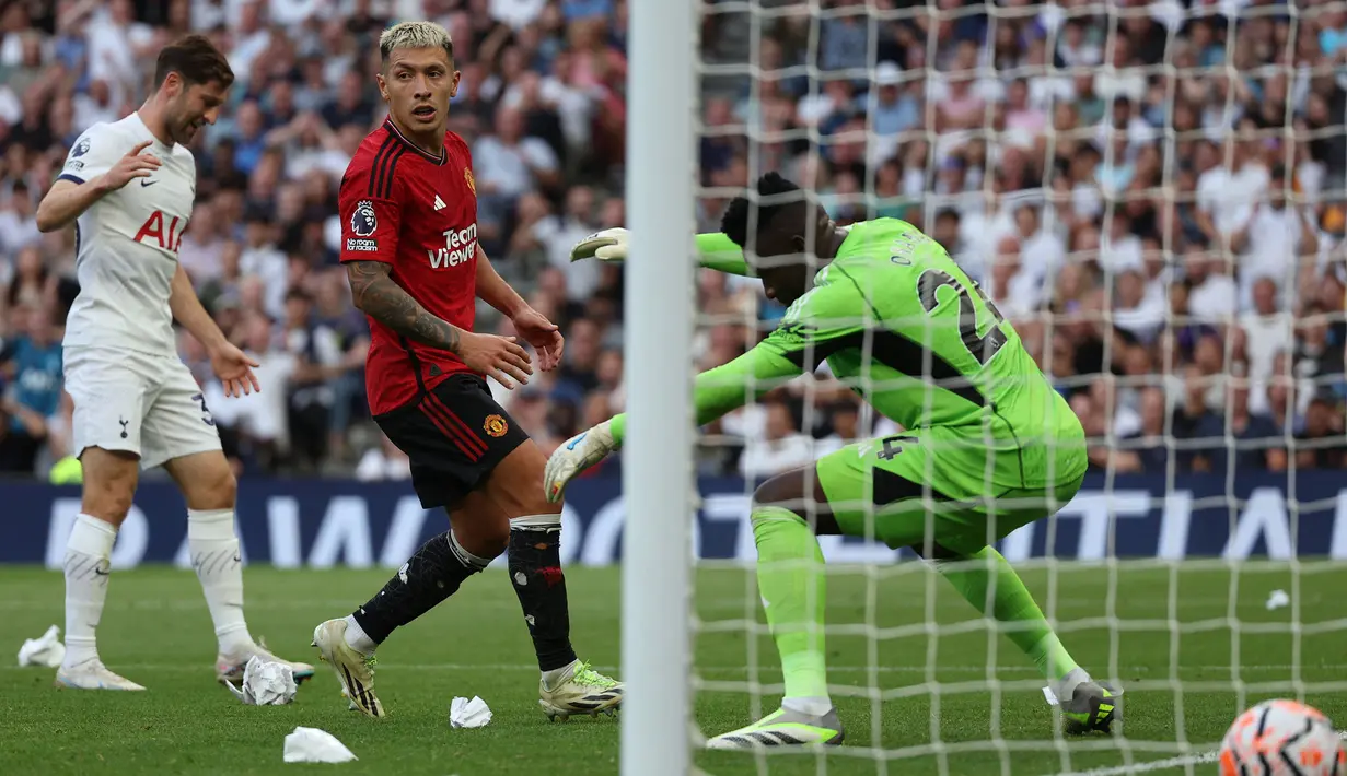 Reaksi pemain Manchester United, Lisandro Martinez saat melakukan gol bunuh diri ke gawangnya sendiri pada laga pekan kedua Liga Inggris 2023/2024 melawan Tottenham Hotspur di Tottenham Hotspur Stadium, London, Inggris, Minggu (20/08/2023) WIB. (AFP/Adrian Dennis)