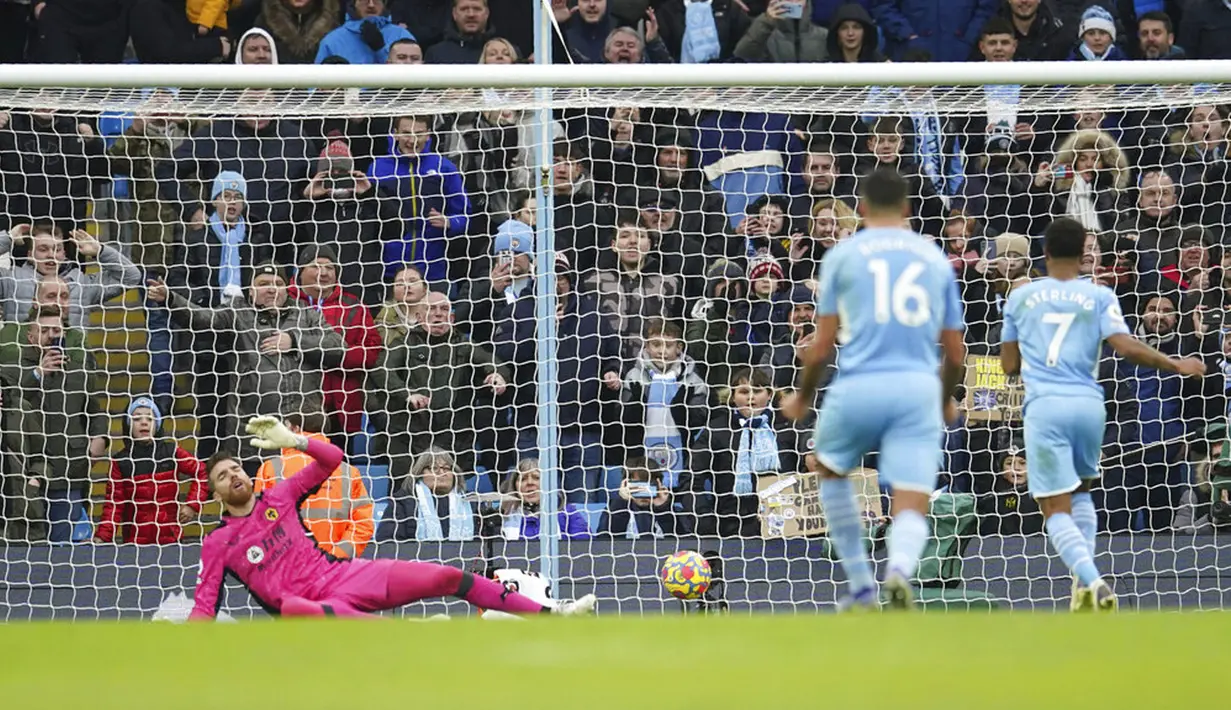 Pemain Manchester City Raheem Sterling (kanan) mencetak gol ke gawang Wolverhampton Wanderers pada pertandingan sepak bola Liga Inggris di Etihad Stadium, Manchester, Inggris, 11 Desember 2021. Manchester City menang 1-0. (AP Photo/Dave Thompson)
