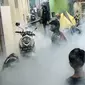 Petugas melakukan pengasapan (fogging) untuk memberantas perkembangbiakkan nyamuk Demam Berdarah Dengue (DBD) di pemukiman padat penduduk, Jakarta, Rabu (18/5/2022). Menghadapi musim pancaroba yang menjadi perkembangbiakkan nyamuk Aedes Agypty penyebab penyakit DBD, warga melakukan fogging di wilayah padat penduduk. (Liputan6.com/JohanTallo)