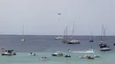 Sebuah drone membawa sekantong makanan dari Cala Tadira dekat Sant Josep de Sa Talaia di Pulau Ibiza, Spanyol, 24 Agustus 2021. Restoran Can Yucas dan perusahaan Galicia Aerocamaras meluncurkan layanan Drone to Yacht untuk mengirim makanan dan minuman eksklusif ke kapal pesiar. (JAIME REINA/AFP)