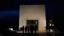 Warga Palestina mengunjungi makam mantan Presiden Yasser Arafat menjelang peringatan 11 tahun kematiannya, di Ramallah, Tepi Barat, Selasa (10/11) malam waktu setempat. (AFP PHOTO / ABBAS Momani)