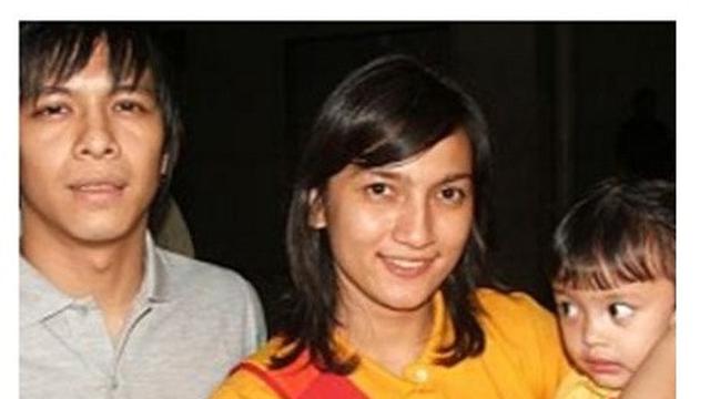 6 Potret Sarah Amalia Gendong Alleia Kecil, Momen Nonton Ariel Manggung Curi Perhatian