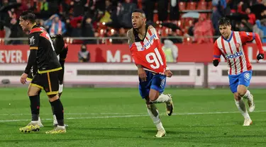 Gelandang Girona, Savio Moreira (tengah) melakukan selebrasi setelah mencetak gol kedua timnya saat pertandingan sepak bola Liga Spanyol melawan Rayo Vallecano de Madrid di Stadion Montilivi, Girona, 26 Februari 2024. (LLUIS GENE/AFP)