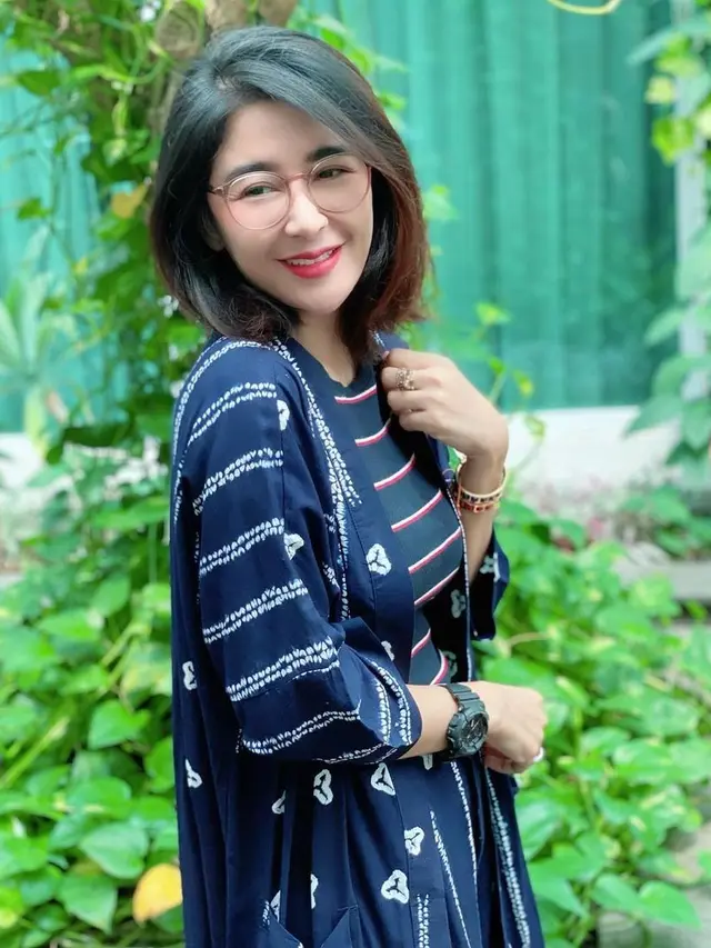 6 Potret Uut Permatasari dengan Makeup Natural, Tuai Pujian
