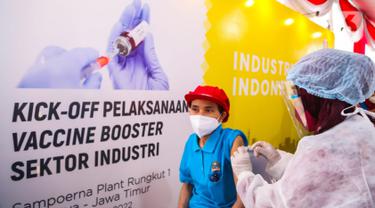 Karyawan saat vaksinasi booster di Surabaya, Jawa Timur, (24/2/2022).
PT HM Sampoerna Tbk. (Sampoerna) telah melakukan kegiatan vaksinasi booster untuk 5.900 karyawan di dua pabrik yang berlokasi di Surabaya, Jawa Timur pada 24-26 Februari 2022. (Liputan6.com/HO/Sampoerna)