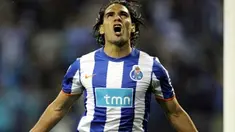 Selebrasi gol dari striker FC Porto asal Kolumbia Radamel Falcao ke gawang Villarreal di leg pertama semifinal UEFA Europa League di Dragao Stadium, 28 April 2011. Porto unggul 5-1. AFP PHOTO / MIGUEL RIOPA