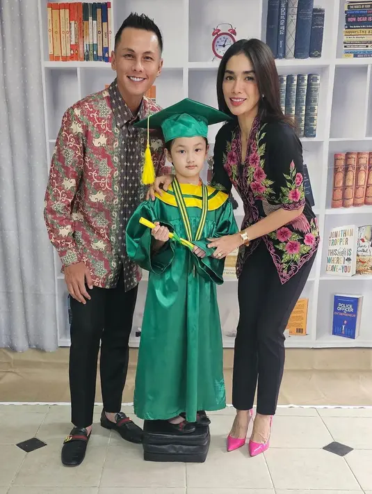 Putri keempatnya, Sheva juga baru saja lulus dari TK.