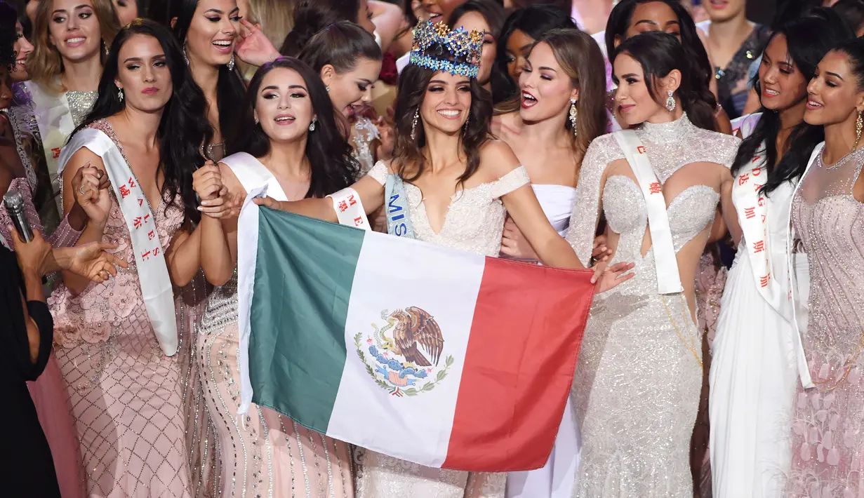 Miss Meksiko, Vanessa Ponce de Leon mengibarkan bendera nasionalnya setelah terpilih menjadi pemenang Miss World 2018 di Sanya, Pulau Hainan, Tiongkok (8/12). (AFP Photo/Greg Baker)