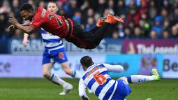 Pemain Reading, Oliver Norwood (bawah), melakukan tekel kepada pemain West Bromwich Albion, Stephane Sessegnon, dalam laga putaran kelima Piala FA di Stadion Madejski, Reading, Inggris (20/2/2016). (AFP/Ben Stansall)
