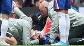 Pemain Chelsea, Jesse Derry mendapatkan penangan intensif dari tim medis usai bebenturan dengan pemain Nottingham Forest pada laga pekan ke-35 Premier League di Stamford Bridge, Senin (4/5/2026). (AFP/Adrian Dennis)