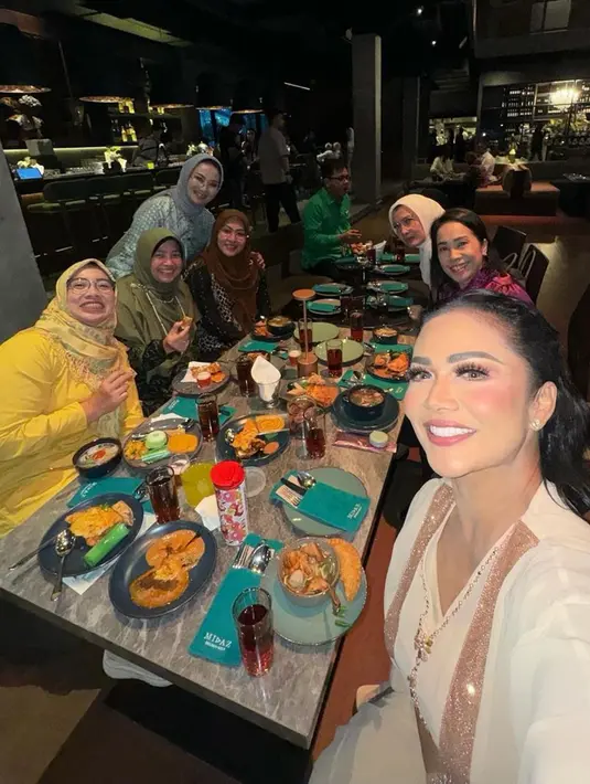 Mendapat kejutan dan ucapan selamat ultah, wanita 49 tahun itu berterima kasih kepada rekan dan para seniornya. Di momen penuh bahagia itu, KD dan rekan-rekannya juga terlihat menikmati buka puasa bersama. Tak ketinggalan foto selfie penuh senyum juga dibagikan olehnya. (Liputan6.com/IG/@krisdayantilemos)