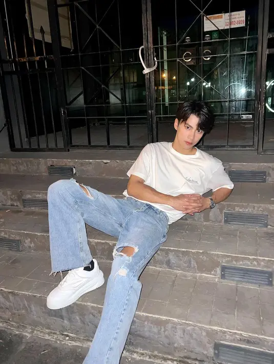 Ohm Pawat memulai debutnya dengan berperan sebagai Frame di Make It Right pada tahun 2016. (FOTO: instagram.com/ohmpawat/)