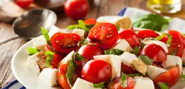 Resep Caprese Salad Tinggi Protein yang Segar dan Membuat Awet Kenyang./Copyright depositphotos.com/bhofack2