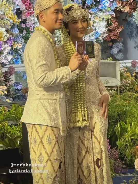 Di tengah dekorasi bunga berwarna pastel, suasana romantis pun menyelimuti janji suci mereka. [Foto: Instagram/rinaprana]