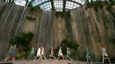 Para model berjalan di catwalk memamerkan koleksi Spring/Summer 2018 untuk Chanel selama Paris Fashion Week, Selasa (3/10). Menutup pekan mode itu, desainer Karl Lagerfeld mengubah interior ruangan Grand Palais menjadi nuansa alam (AP Photo/Francois Mori)