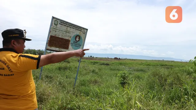 Kades Meko di lahan pertanian yang rusak