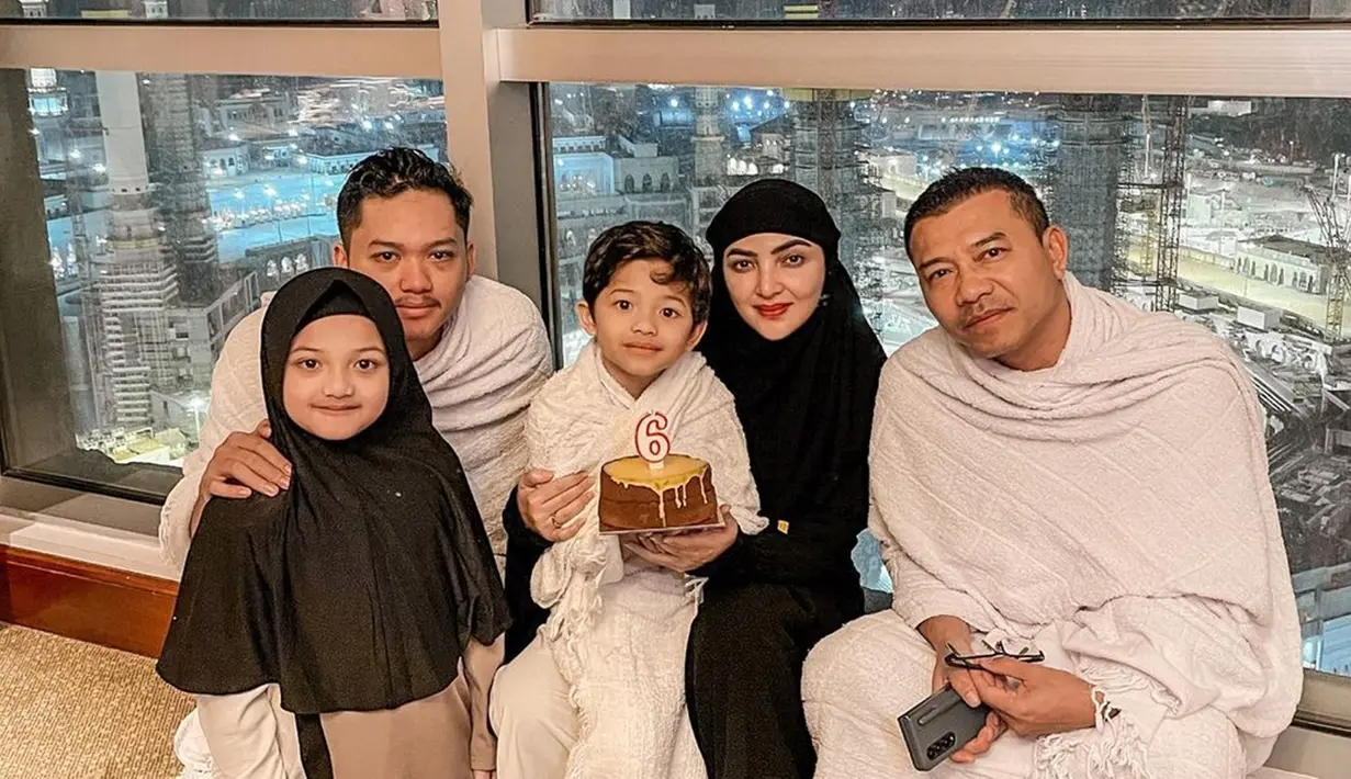 Lewat unggahan di Instagram pribadinya, Ashanty mengungkapkan betapa bahagianya bisa merayakan ulang tahun sang anak dengan kebahagiaan. Tengah berada di Tanah Suci, istri Anang Hermansyah itu berdoa agar Arsya tumbuh menjadi anak soleh. (Liputan6.com/IG/@ashanty_ash)