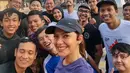 Tidak sendiri, Najwa Shihab jogging pagi di Jogja ini ditemani oleh banyak teman-temannya. Terlihat wajah sumringah saat Najwa berfoto dengan latar belakang Tugu Jogja. Najwa bahkan berujar bahwa Kota Pelajar selalu istimewa di setiap ia berkunjung ke sana. (Liputan6.com/IG/@najwashihab)