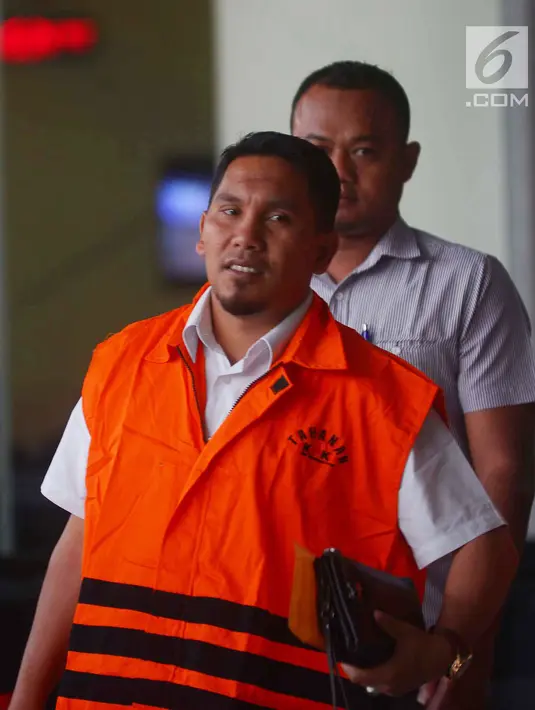 Ekspresi Bupati Bener Meriah Ahmadi usai menjalani pemeriksaan di KPK, Jakarta, Kamis (5/7). Ahmadi terjaring dalam operasi tangkap tangan atau OTT KPK di Takengon pada Selasa 3 Juli 2018. (Merdeka.com/Imam Buhori)