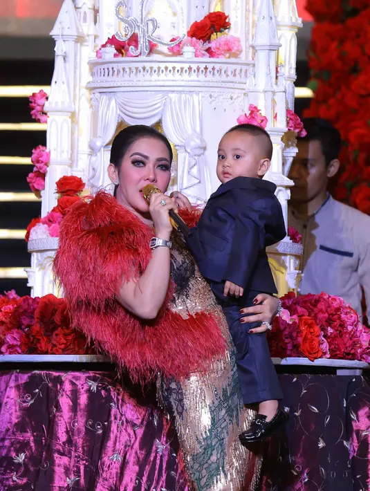 Baru duah hari produk parfumnya yang  dilabeli In Love Syahrini rilis, namun sudah habis terjual. Berbagai kalangan tertarik dengan produk tersebut, terutama para sahabat Syahrini di lingkungan artis. (Nurwahyunan/Bintang.com)