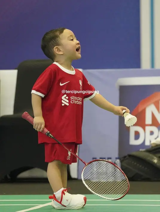 Potret yang memperlihatkan Rayyanza saat bermain bulutangkis ini pun mencuri perhatian netizen. Anak kedua Raffi Ahmad dan Nagita Slavina ini bahkan terlihat bak seorang atlet. (Liputan6.com/IG/@tercipungcipung)