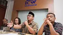 Ketua Umum PP Pemuda Muhammadiyah Dahnil Anzar (kedua kanan) saat preskon Revisi UU KPK di Kantor ICW, Jakarta Selatan, Minggu (11/10/2015). Mereka mendesak Pemerintah dan DPR untuk menghentikan upaya revisi UU KPK (Liputan6.com/ Immanuel Antonius)