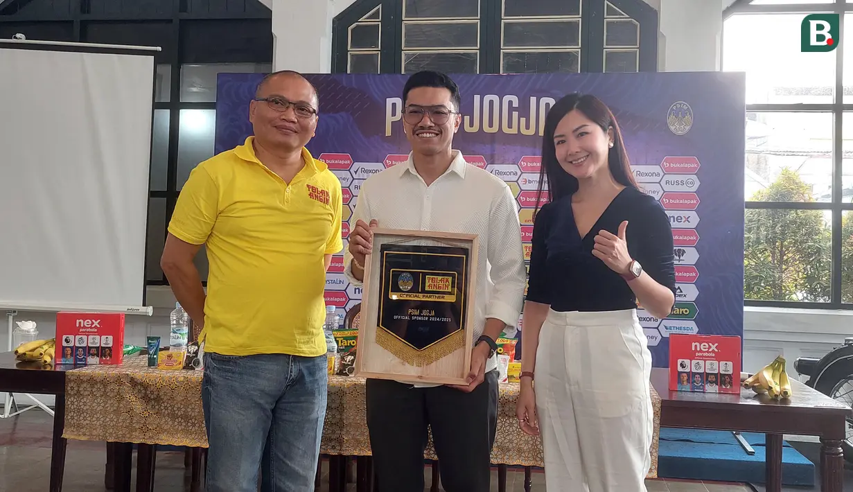 (Dari kanan) CEO PSIM Yogyakarta Liana Tasno, Manager Sponsorship dan Komersial PSIM Yogyakarta Yusuf Natanegara dan perwakilan produk Tolak Angin berfoto bersama dalam acara peluncuran deretan sponsor PSIM Yogyakarta untuk musim 2024/2025 di Ndalem Poenakawan, Yogyakarta, Jumat (23/8/2024). (Bola.com/Ana Dewi)